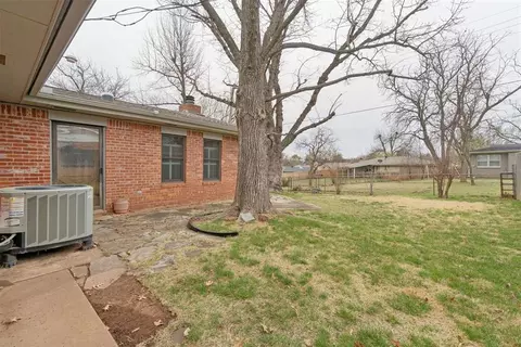Exterior - 712 E 27th Pl, Edmond, OK 73013 photo 4 of 9