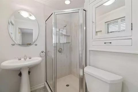 Bath - 712 E 27th Pl, Edmond, OK 73013 photo 3 of 4