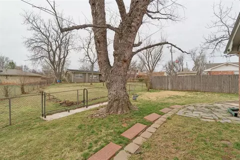 Exterior - 712 E 27th Pl, Edmond, OK 73013 photo 9 of 9