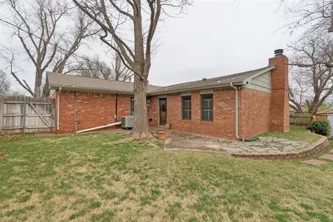Exterior - 712 E 27th Pl, Edmond, OK 73013 photo 8 of 9