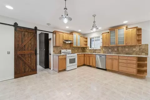 Kitchen - 712 E 27th Pl, Edmond, OK 73013 photo 3 of 5