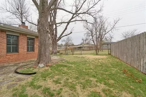 Exterior - 712 E 27th Pl, Edmond, OK 73013 photo 5 of 9