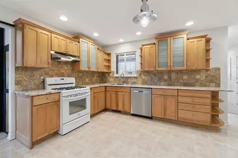 Kitchen - 712 E 27th Pl, Edmond, OK 73013 photo 4 of 5