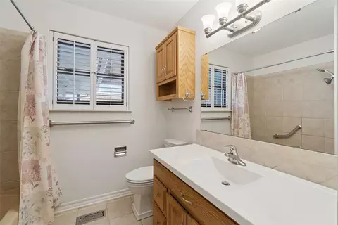 Bath - 712 E 27th Pl, Edmond, OK 73013 photo 1 of 4