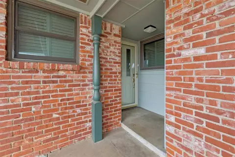 Exterior - 712 E 27th Pl, Edmond, OK 73013 photo 2 of 9