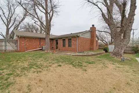 Exterior - 712 E 27th Pl, Edmond, OK 73013 photo 7 of 9