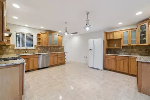 Kitchen - 712 E 27th Pl, Edmond, OK 73013 photo 2 of 5