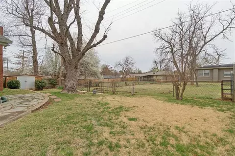 Exterior - 712 E 27th Pl, Edmond, OK 73013 photo 6 of 9
