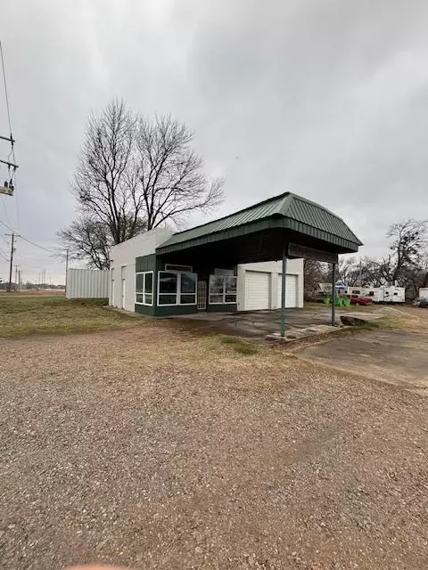 1403 W Columbia St, Okemah, OK 74859