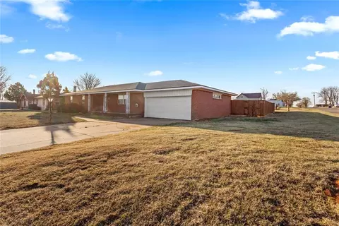 818 W 4th St, Custer City, OK 73639