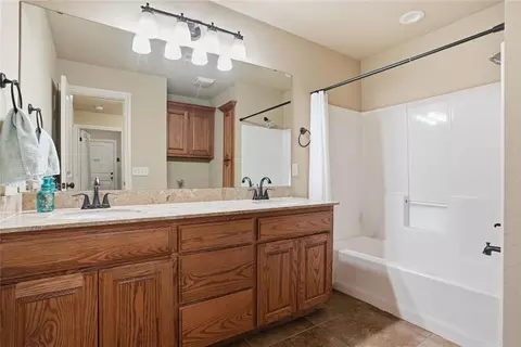 Bath - 3713 Regal Dr, Altus, OK 73521 photo 4 of 4