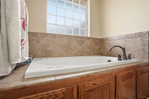 Bath - 3713 Regal Dr, Altus, OK 73521 photo 2 of 4