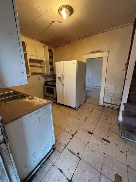 Kitchen - 521 E Vilas Ave, Guthrie, OK 73044 photo 1 of 2