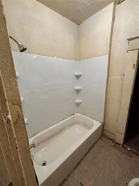 Bath - 521 E Vilas Ave, Guthrie, OK 73044 photo 1 of 2