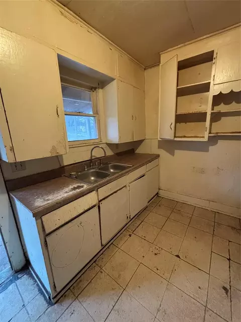 Kitchen - 521 E Vilas Ave, Guthrie, OK 73044 photo 2 of 2