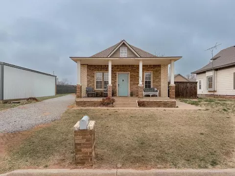 318 S Clark St, Hinton, OK 73047