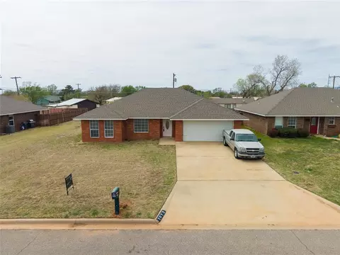 1613 Sommerset Pl, Altus, OK 73521