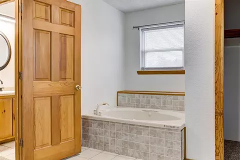 Bath - 5590 E Lakeview Dr, Harrah, OK 73045 photo 4 of 4