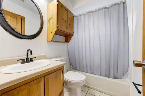 Bath - 5590 E Lakeview Dr, Harrah, OK 73045 photo 3 of 4