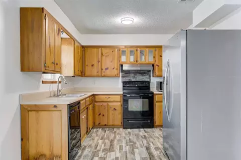 Kitchen - 5590 E Lakeview Dr, Harrah, OK 73045 photo 1 of 6