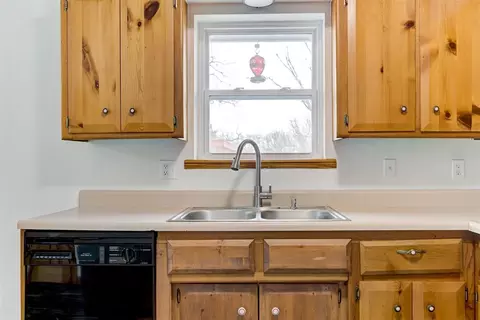 Kitchen - 5590 E Lakeview Dr, Harrah, OK 73045 photo 6 of 6