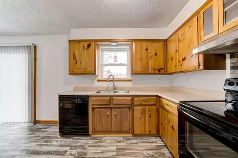 Kitchen - 5590 E Lakeview Dr, Harrah, OK 73045 photo 5 of 6