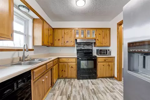 Kitchen - 5590 E Lakeview Dr, Harrah, OK 73045 photo 2 of 6