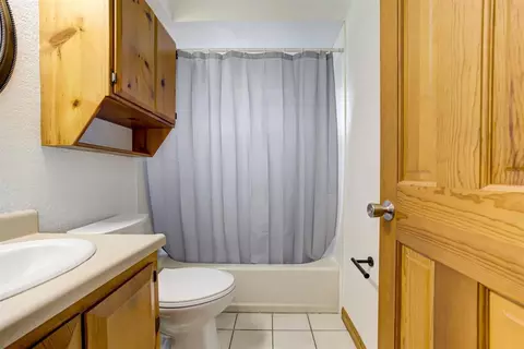 Bath - 5590 E Lakeview Dr, Harrah, OK 73045 photo 2 of 4
