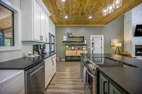Kitchen - 114 Eagle Pine Ln, Broken Bow, OK 74728 photo 2 of 4