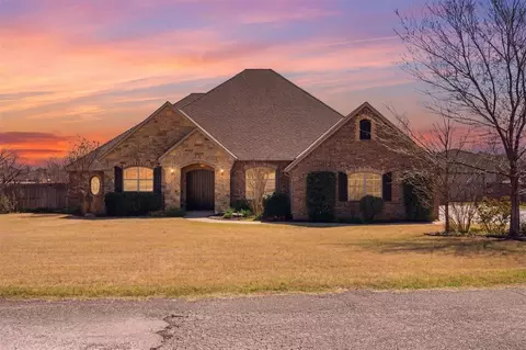 3104 Twin Lake Dr, Moore, OK 73165