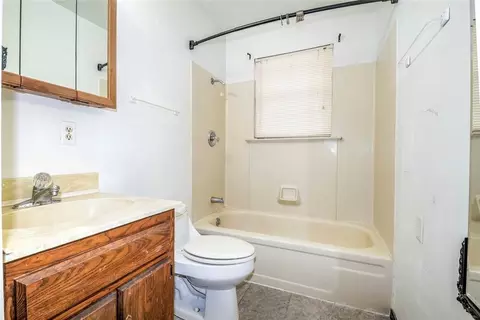 Bath - 352529 E 850 Rd, Stroud, OK 74079 photo 2 of 2