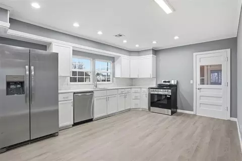Kitchen - 1020 N Lee St, Altus, OK 73521 photo 1 of 5