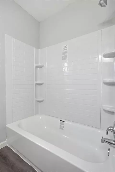 Bath - 1020 N Lee St, Altus, OK 73521 photo 2 of 2