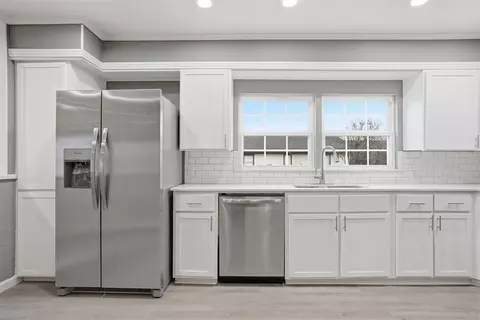 Kitchen - 1020 N Lee St, Altus, OK 73521 photo 4 of 5