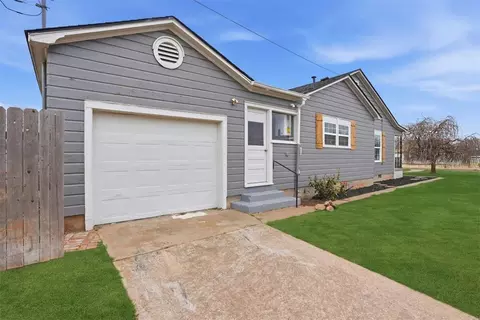 Exterior - 1020 N Lee St, Altus, OK 73521 photo 7 of 12