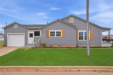 Exterior - 1020 N Lee St, Altus, OK 73521 photo 4 of 12
