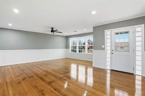 Living - 1020 N Lee St, Altus, OK 73521 photo 2 of 6