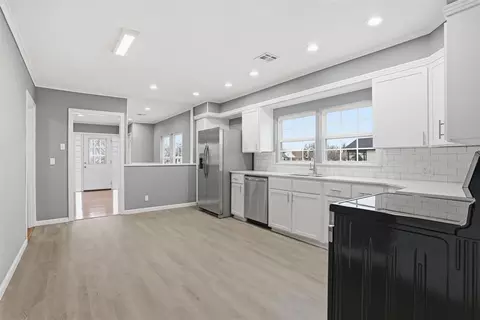 Entry Way - 1020 N Lee St, Altus, OK 73521 photo 3 of 3