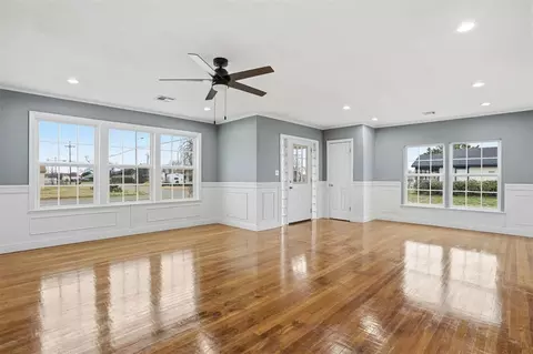 Living - 1020 N Lee St, Altus, OK 73521 photo 3 of 6