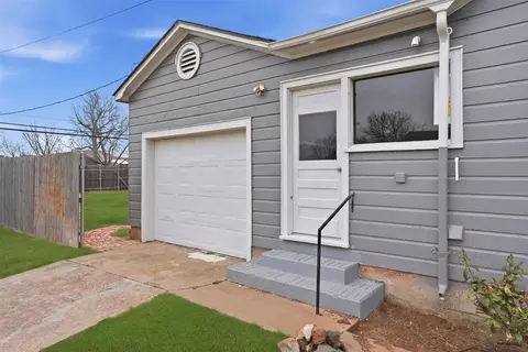 Exterior - 1020 N Lee St, Altus, OK 73521 photo 5 of 12