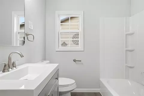 Bath - 1020 N Lee St, Altus, OK 73521 photo 1 of 2