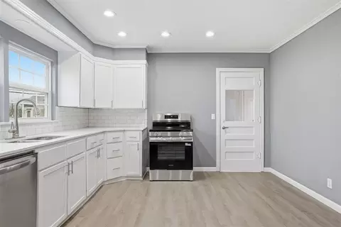 Kitchen - 1020 N Lee St, Altus, OK 73521 photo 2 of 5