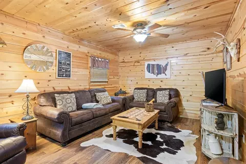 Living - 114 Marlin Dr, Broken Bow, OK 74728 photo 2 of 4
