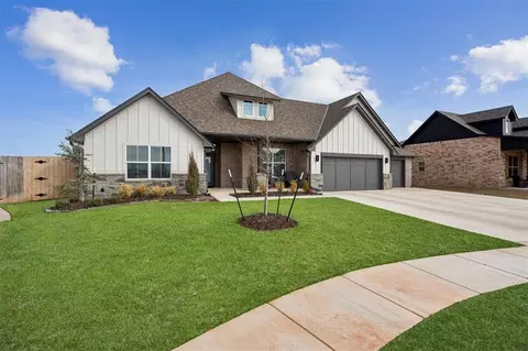 2201 Lago Dr, Moore, OK 73160