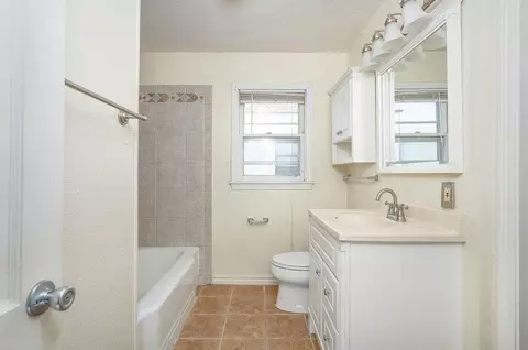 Bath - 512 W Daws St, Norman, OK 73069 photo 4 of 5
