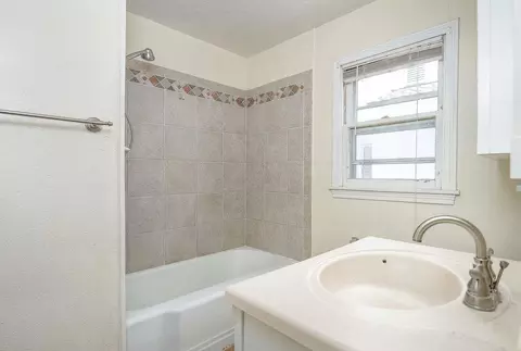 Bath - 512 W Daws St, Norman, OK 73069 photo 3 of 5