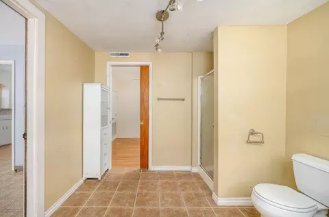 Bath - 512 W Daws St, Norman, OK 73069 photo 2 of 5