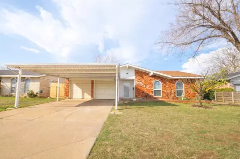 1049 SW 3rd St, Moore, OK 73160