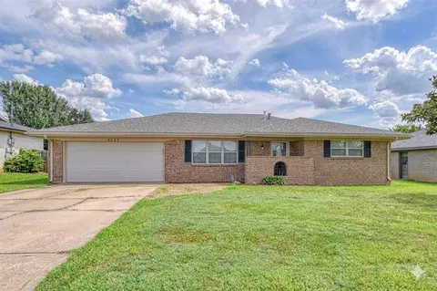 2225 W Country Club Rd, Chickasha, OK 73018