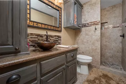 Bath - 3620 W Beech Ave, Duncan, OK 73533 photo 3 of 4